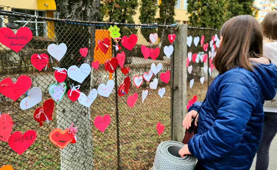 Gardul Școlii „Ion Creangă” din Cluj-Napoca, împânzit cu inimi de hârtie, confecționate de elevi