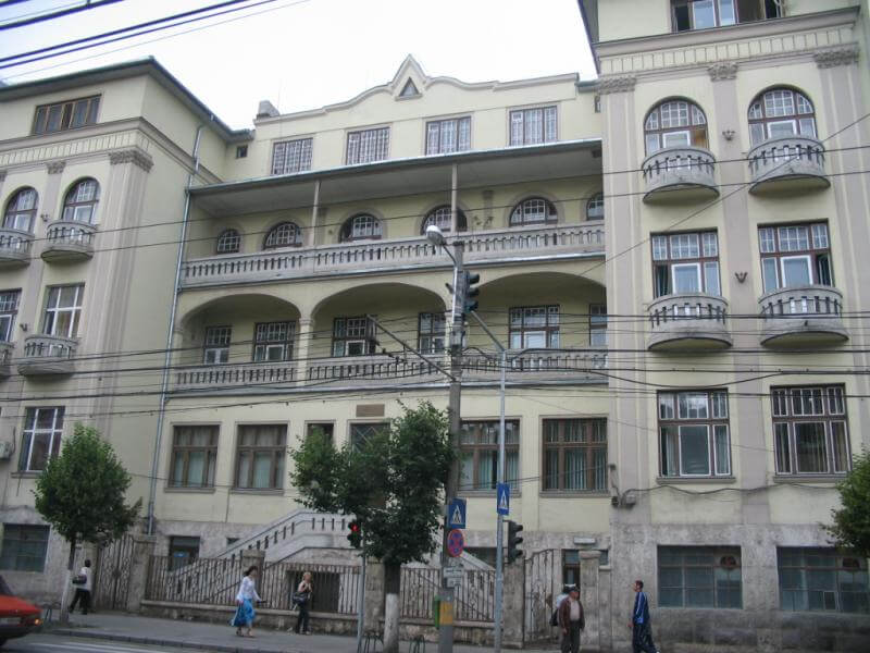 Spitalul de Copii din Cluj îl apără pe medicul care a pus strâmb mâna unei fetițe de 3 ani. Medicul are două dosare penale pentru mită