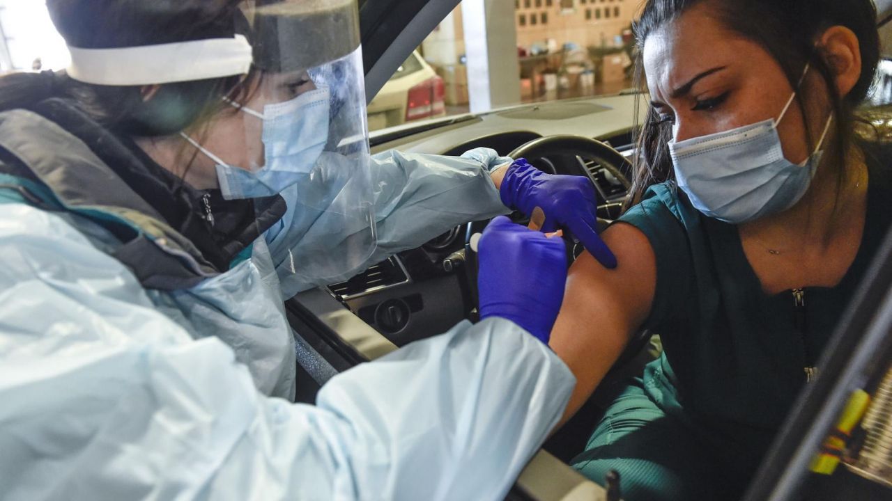 Românii, vaccinați direct din mașină