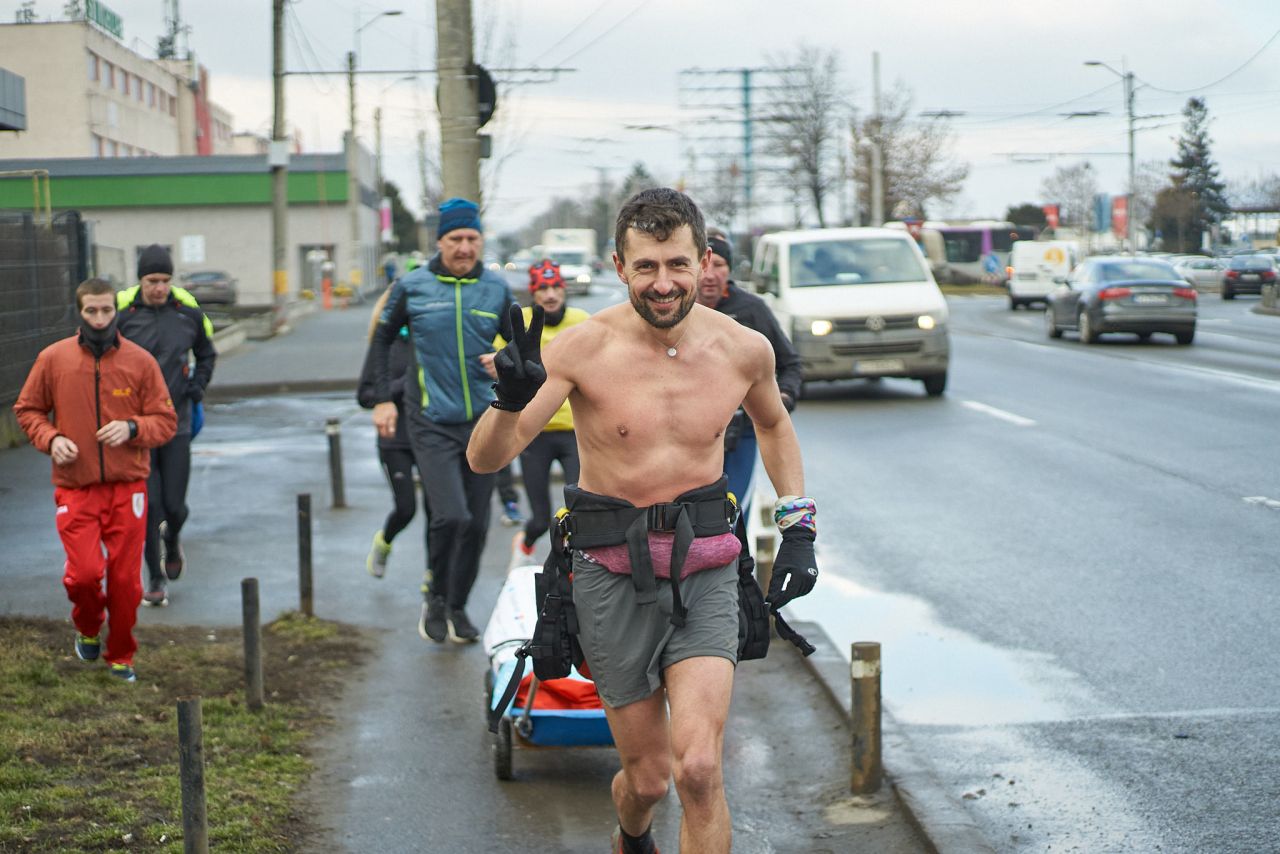Vlad Pop a pornit în ultra-maraton, de la Cluj la Constanța, pentru burse educaționale pentru copiii cu cancer