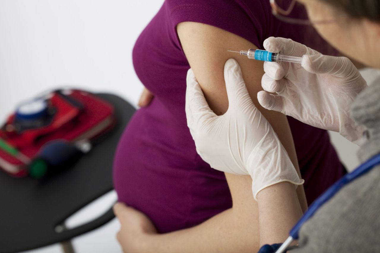 Vaccinarea anti-COVID-19 la femei care alăptează și gravide