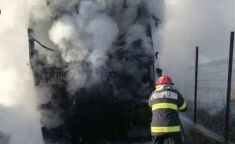 Un TIR a luat foc în Cluj-Napoca