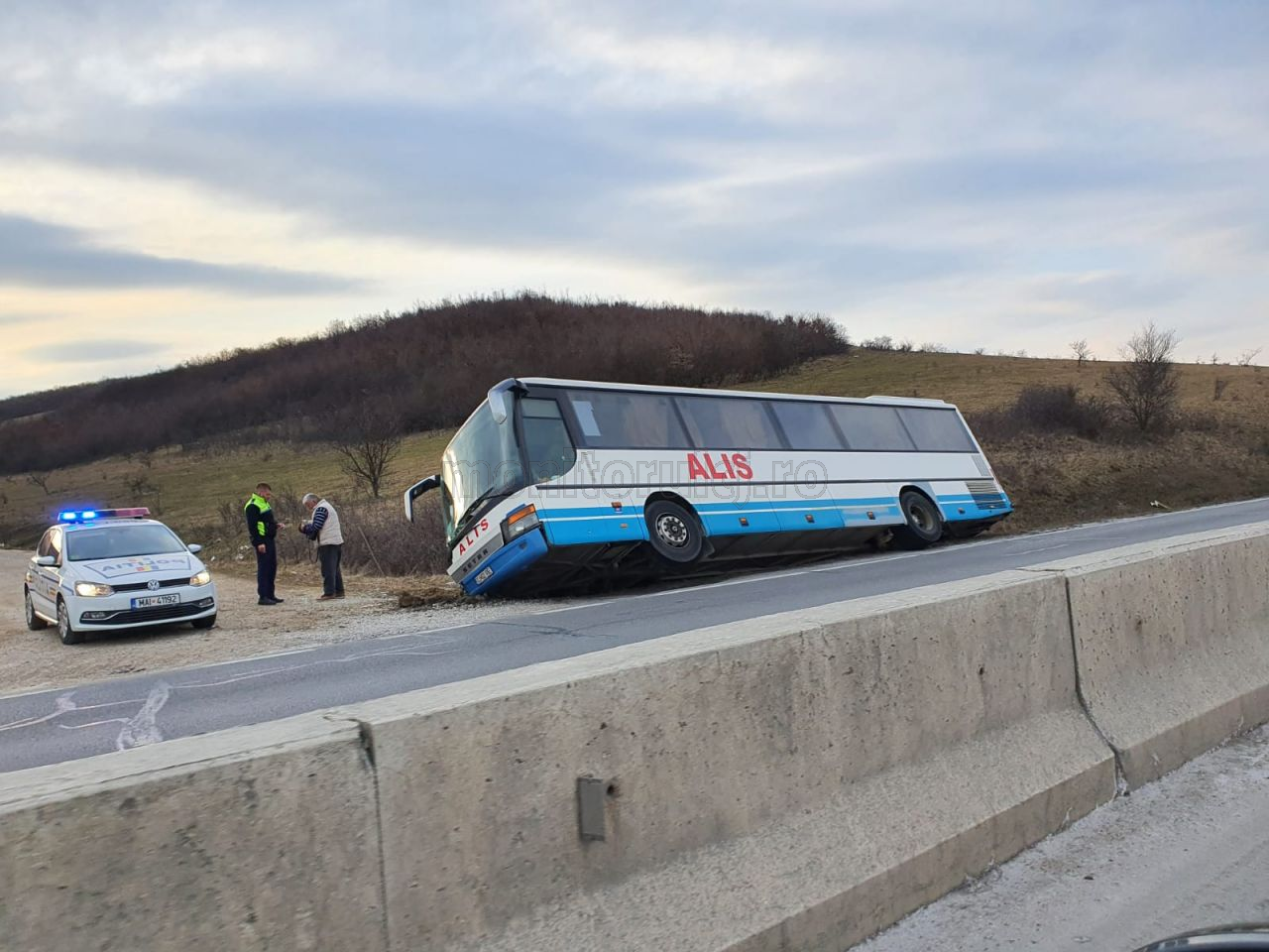 Un șofer clujean a ajuns cu autobuzul direct în șanț! Două personae au ajuns la spital. FOTO