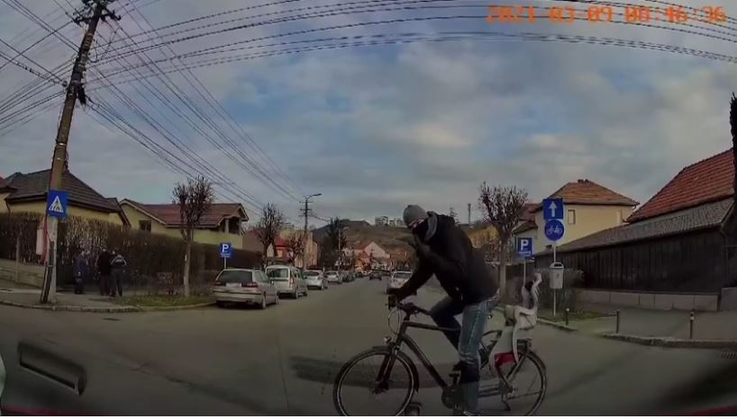 VIDEO. Un clujean, la un pas de a lovi un biciclist în intersecție