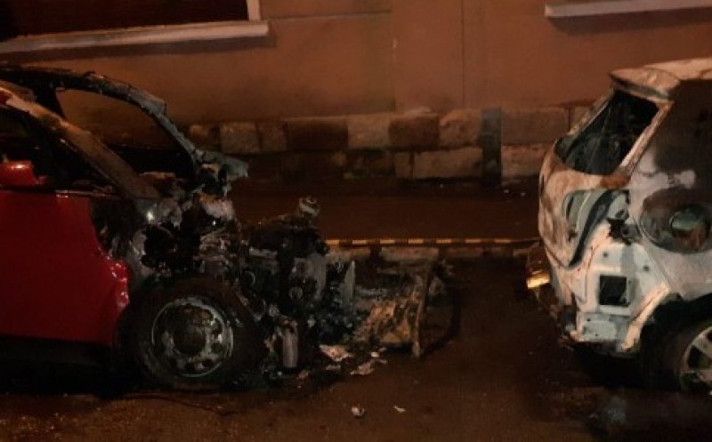 Două mașini, incendiate intenționat în Turda! Polițiștii au deschis o anchetă.