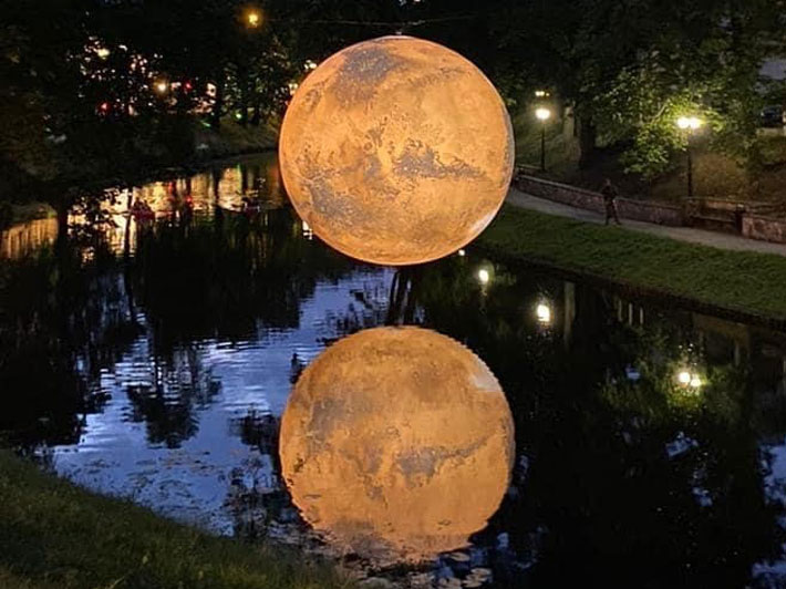 Festivalul Lights On aduce Luna și planeta Marte într-un parc din Cluj-Napoca