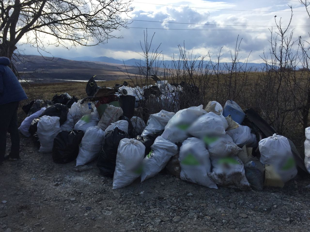 Mai mulți clujeni au strâns 200 de saci de gunoaie în doar 4 ore