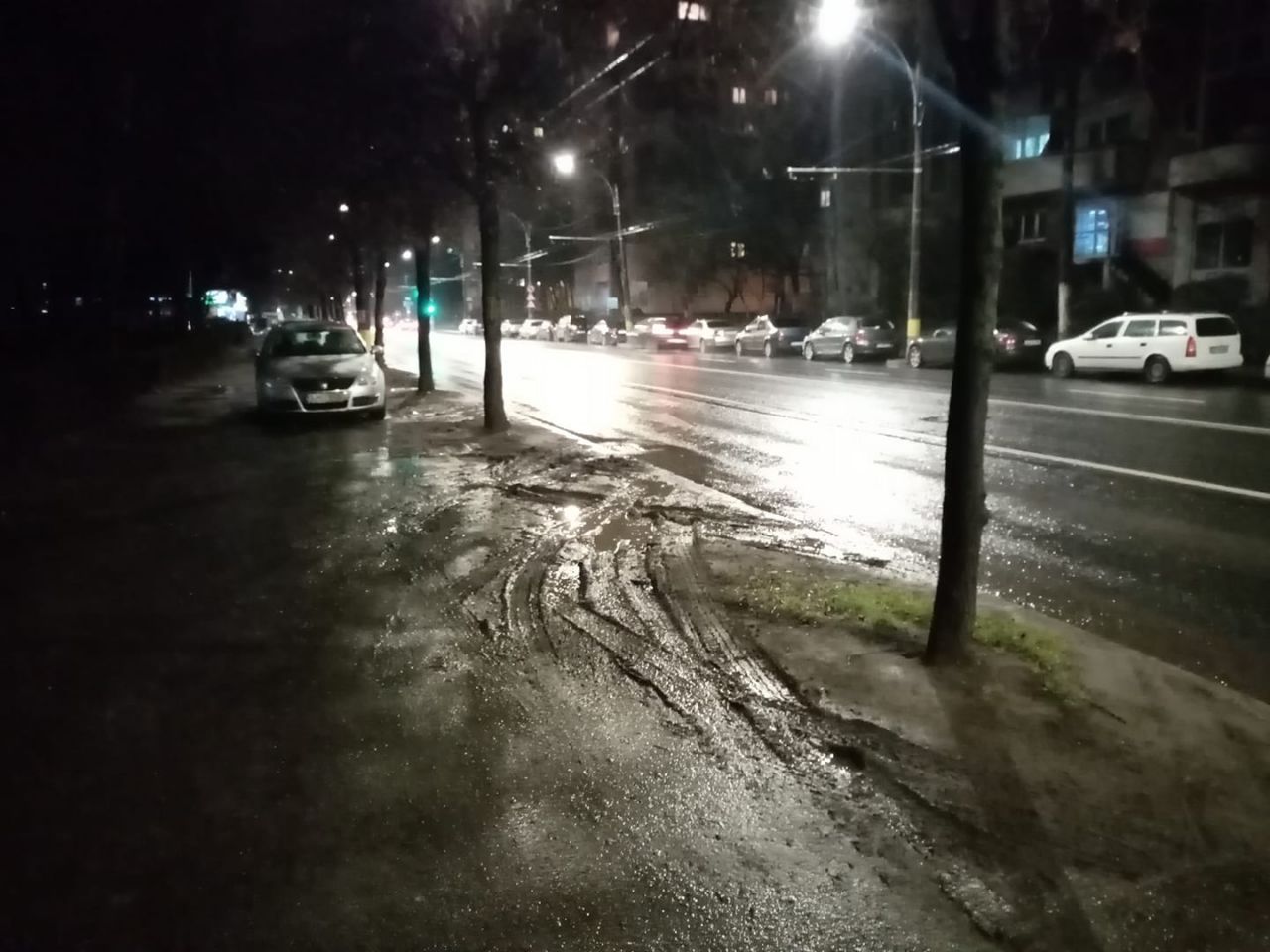 Clujenii, exasperați de noroiul adus de mașini pe trotuarul de pe Bld. Nicolae Titulescu