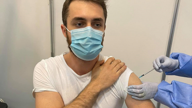 Eroare la vaccinare! Un tânăr care s-a vaccinat cu Pfizer a primit rapul de la Moderna: „Am simțit cum transpir”