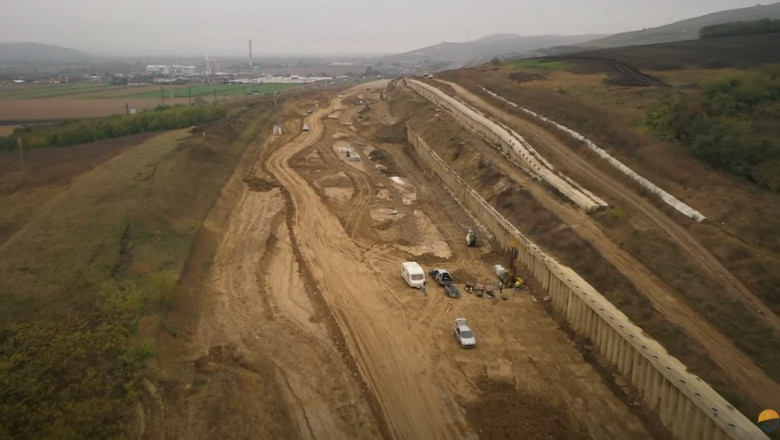 Apar problemele pe o porțiune din autostrada Sebeș-Turda. Din cauza infiltrațiilor de apă, zidul de sprijin se mișcă. Sursă foto: Facebook API