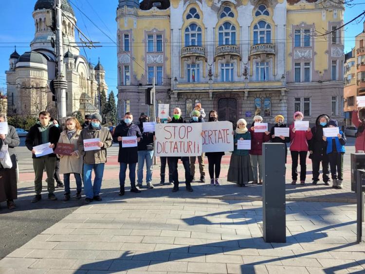 AUR protestează împotriva restricțiilor în fața Prefecturii Cluj. Între timp, cazurile COVID-19 sunt într-o continuă creștere!