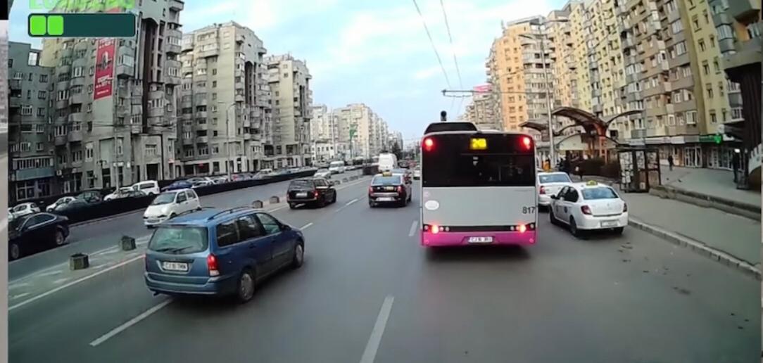  Șoferii CTP, exasperați de taximetriștii care parchează neregulamentar și încurcă traficul în Cluj-Napoca