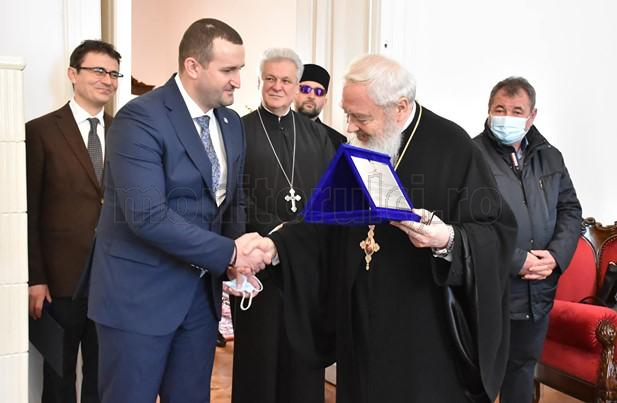 Prefectul Clujului fără mască de protecție la Praznicul Bunei Vestiri și întâlnirea cu ÎPS Andrei