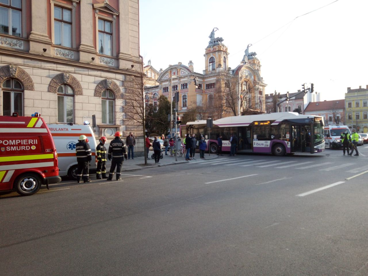 ACCIDENT GRAV în centrul Clujului! Șase persoane au fost transportate la SPITAL