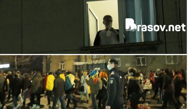POZA ZILEI. Un bolnav de COVID-19 privește de la geam, cu masca de oxigen, protestatarii care trec prin fața spitalului