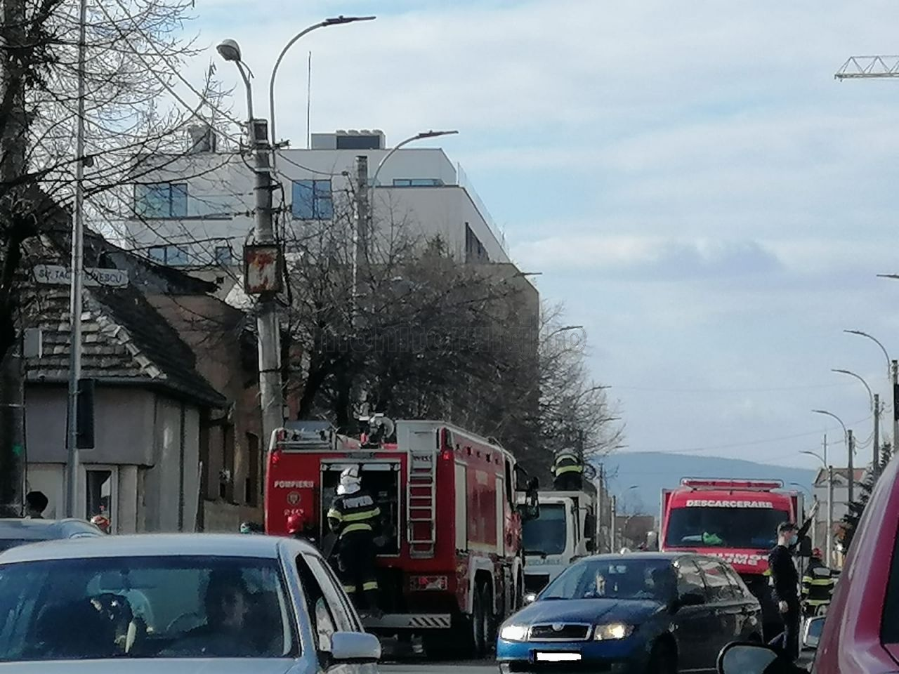 INCENDII în lanț! Vegetație arsă pe strada Minervei, mașină de gunoi în flăcări pe Constantin Brâcuși, Cluj-Napoca