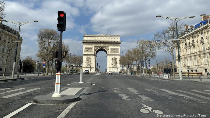 Franța intră în carantină totală timp de o lună! Se închid școlile, centre comerciale și se aplică restricții de deplasare