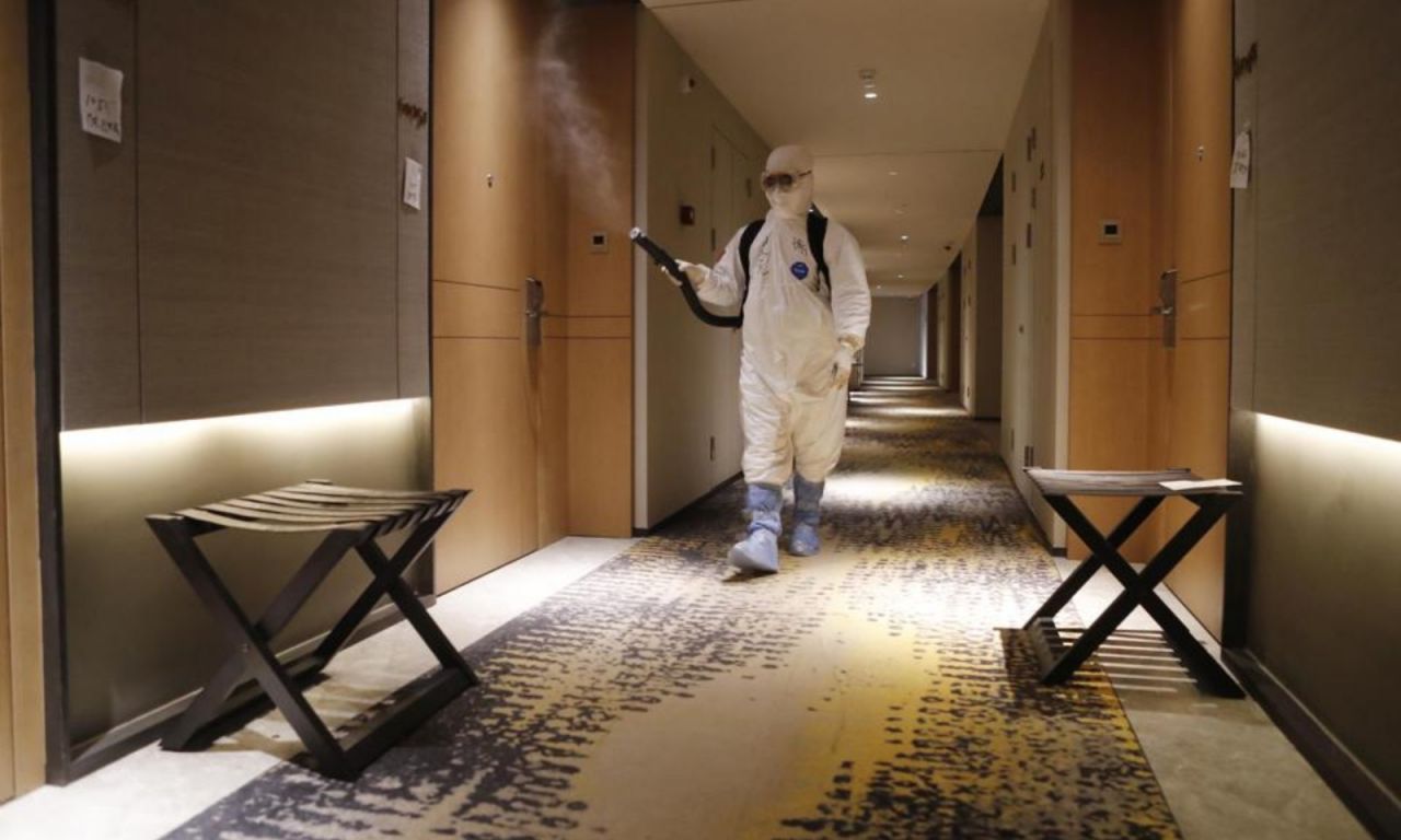 Om care dezinfectează camerele de hotel în perioada pandemiei COVID-19. 