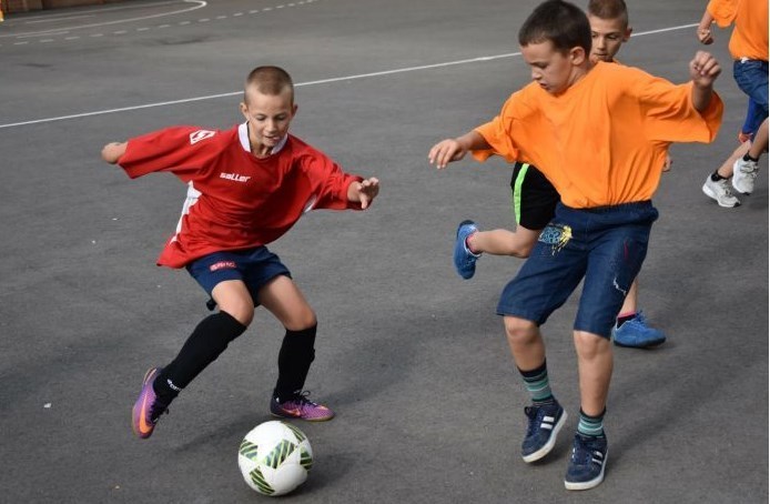 La București se deschid curțile școlilor pentru activități sportive, la Cluj se cere amendarea copiilor care joacă fotbal pe stradă