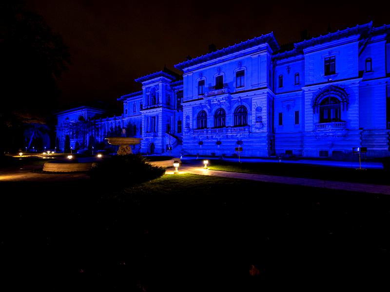 Clădiri simbol iluminate în albastru de Ziua Autismului