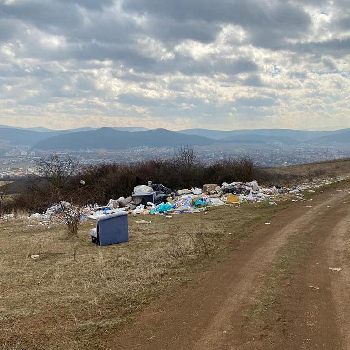 Pivariu le declară RĂZBOI celor care aruncă deșeuri în spații verzi. Zonele vor fi survolate de drone și mașinile vor fi confiscate