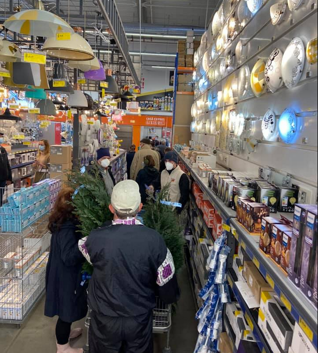 FOTO. Haos în magazinele din Cluj! Oamenii se îmbulzesc la cumpărături. „Deschideți magazinele și lăsați-ne cu declarație!”