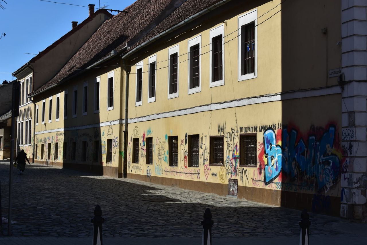 Clădirile istorice din Centrul Clujului, pline de grafitti și mâzgălituri. „Centrul orașului, un veritabil coteț”. GALERIE FOTO