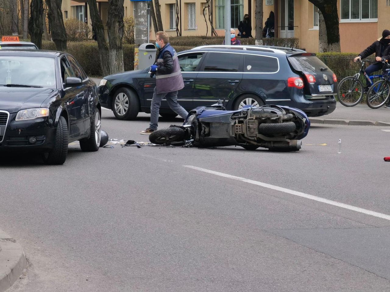 Motociclist spaniol, lovit în plin de o mașină pe o stradă din Cluj-Napoca. GALERIE FOTO 