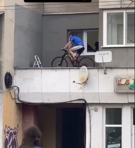 VIDEO. Un clujean, sătul de restricțiile COVID-19, și-a montat o bicicletă pe balcon pentru a se menține în formă