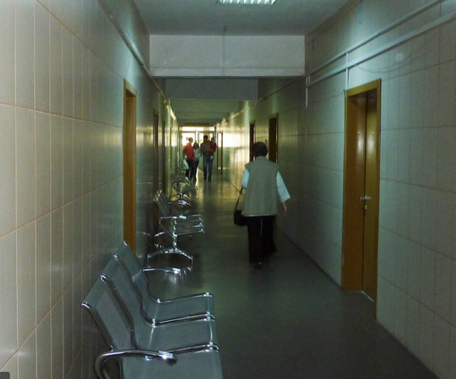 Angajații unui spital COVID NU poartă mască pe holuri, nici aproape de bolnavi. Concluziile șocante ale unui raport