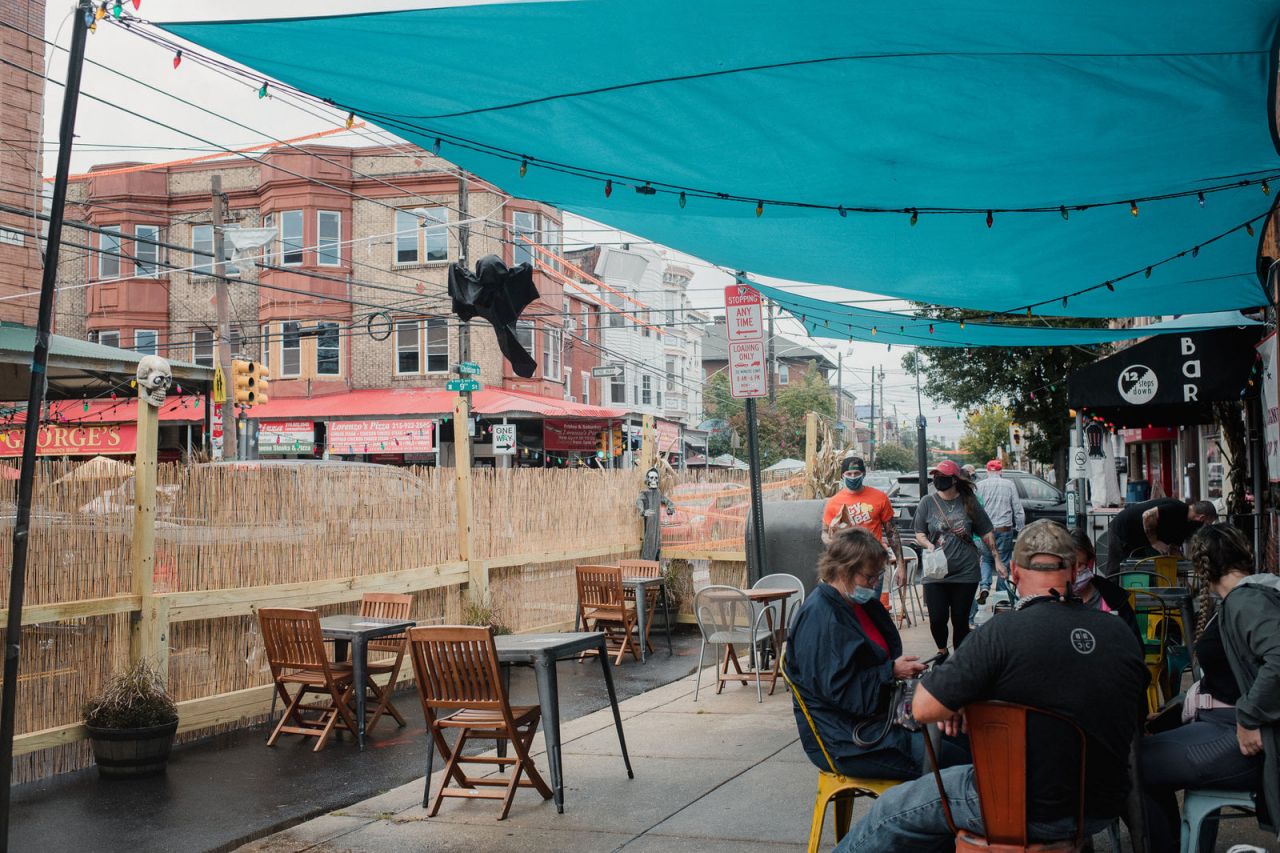 Terase pentru cafenele și restaurante pe locul parcărilor din Cluj-Napoca, după modelul orașului New York
