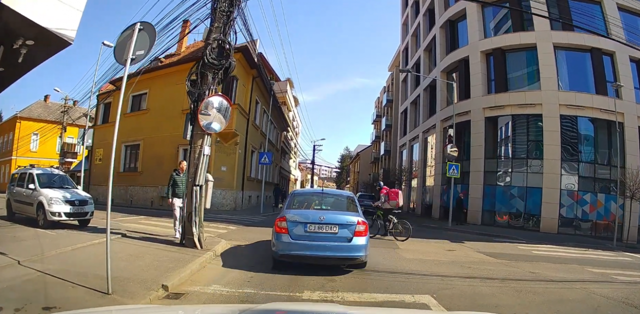 VIDEO. Livrator de la Food Panda, lovit de o mașină într-o intersecție din Cluj-Napoca