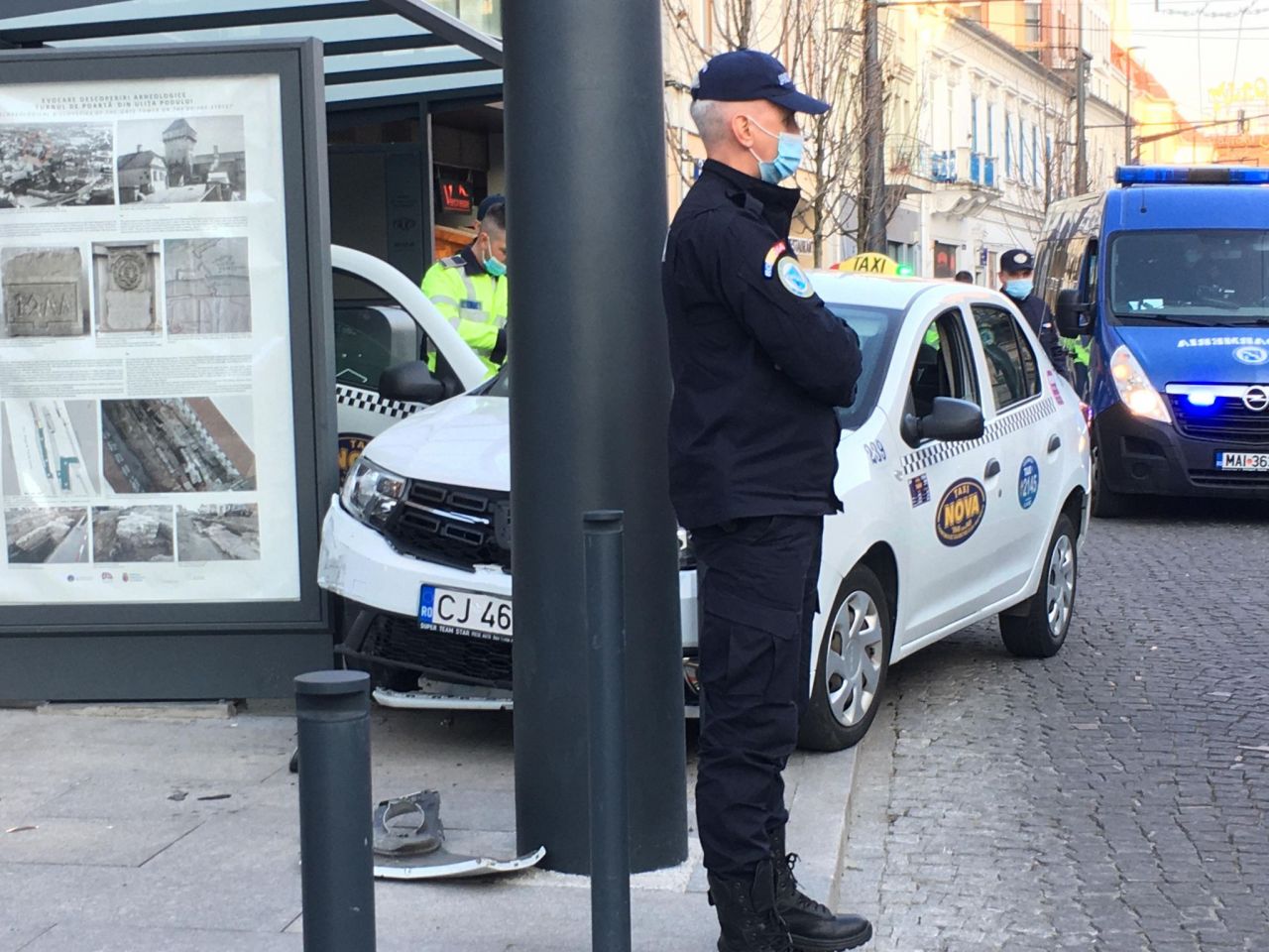 Accident în centrul Clujului! Un taximetrist a intrat în stâlp după ce a leșinat la volan
