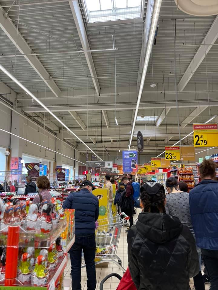 Aglomerație în magazinele din Cluj-Napoca și Florești vineri seara