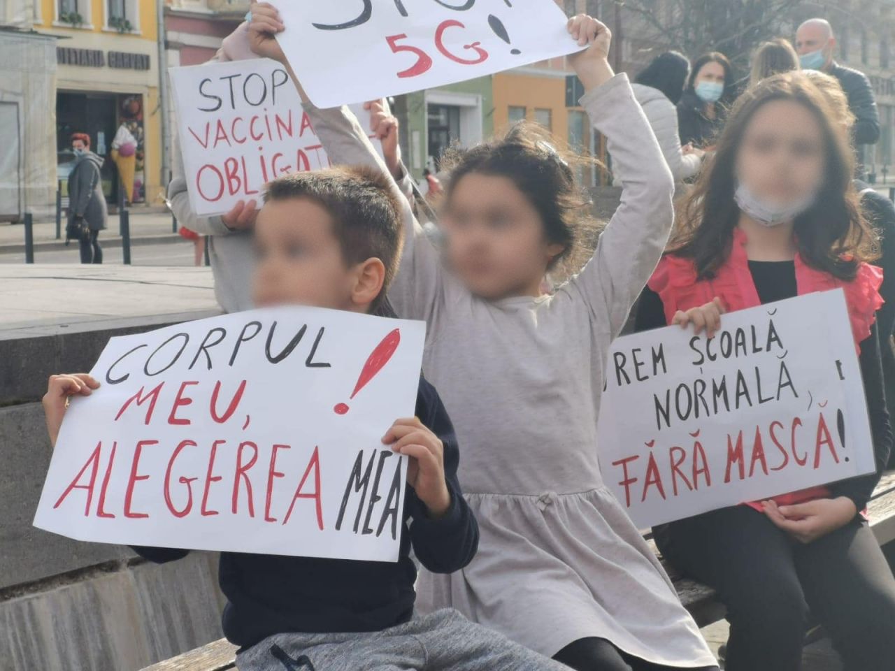 Copiii au participat la protestul Dianei Șoșoacă din Cluj-Napoca, cu pancarte „Stop 5G!”, „Stop vaccinării obligatorii”