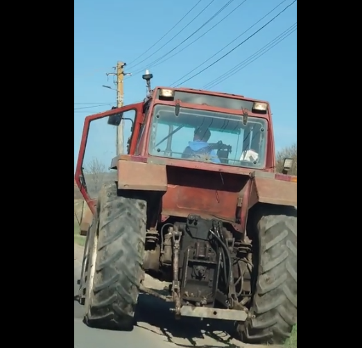 VIDEO. Un minor, surprins la volanul unui tractor în comuna Mociu, Cluj