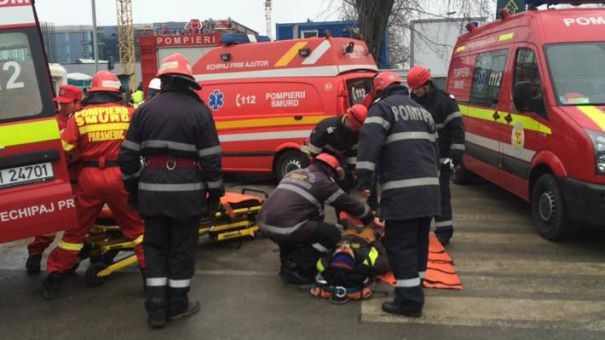 O tânără a fost lovită de autobuz pe trecerea de pietoni, în centrul Clujului.