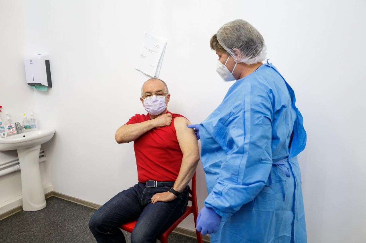 Emil Boc și-a făcut rapelul cu vaccinul AstraZeneca: „Totul a evoluat normal”. FOTO