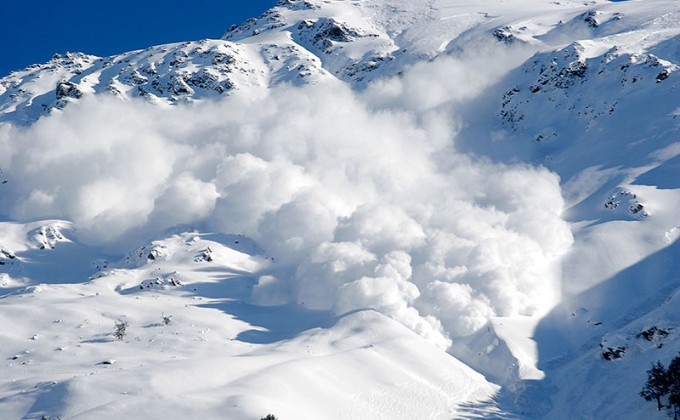Un clujean a murit în munții din Austria, surprins de o avalanșă.