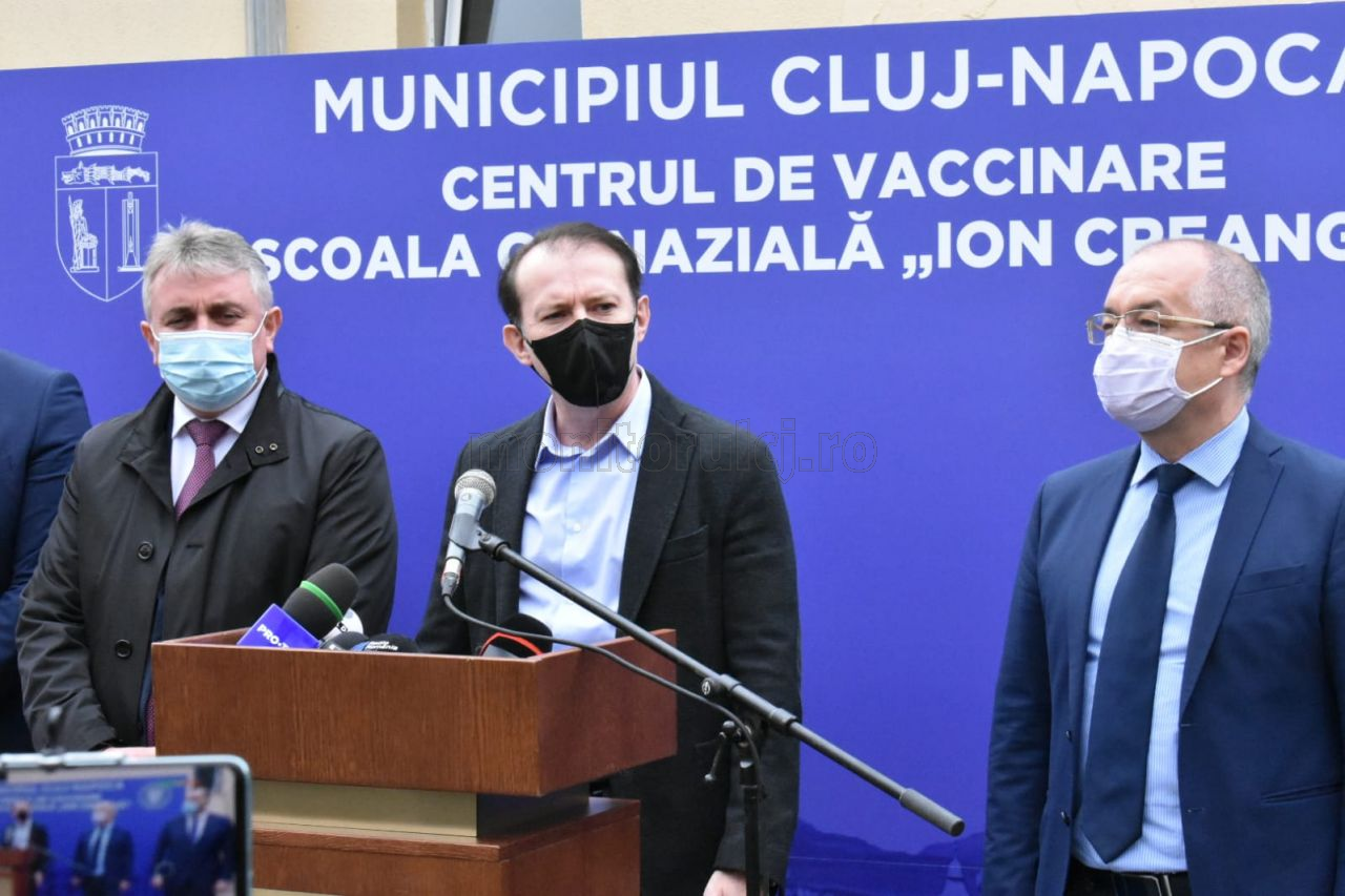 Premierul Florin Cîțu în vizită la centrul de vaccinare Școala Ion Creangă din Cluj-Napoca