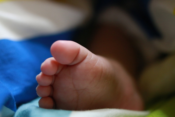 Un copil nou-născut, găsit mort într-o cadă la Cluj. Mama pruncului ar fi avut o relație cu un alt bărbat 