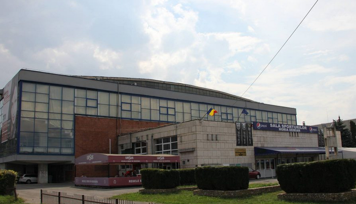 Un centru de vaccinare „drive-thru” se deschide la Sala Sporturilor, susține Emil Boc