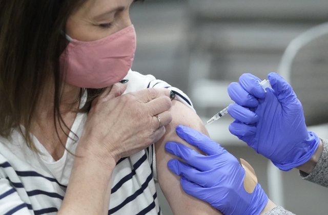 Incredibil! O asistentă din Germania a injectat oamenii cu soluție salină, după ce a spart un flacon de vaccin Pfizer