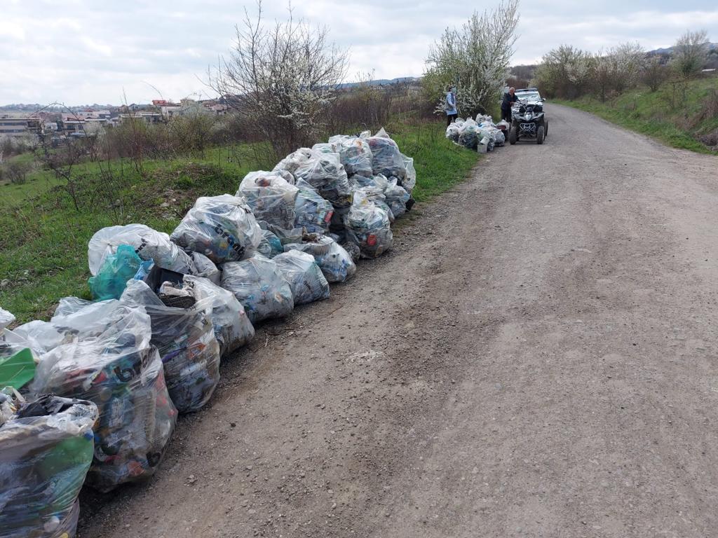 Locuitorii din Borhanci au strâns voluntar gunoaiele din cartier împreună cu polițiștii locali. Sacii de deșeuri nu au fost încă ridicați de autorități.