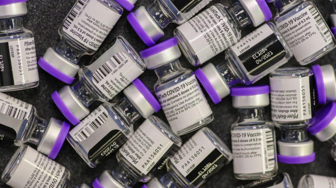 SUA vor aproba folosirea serului anti-COVID de la Pfizer pentru vaccinarea adolescenților