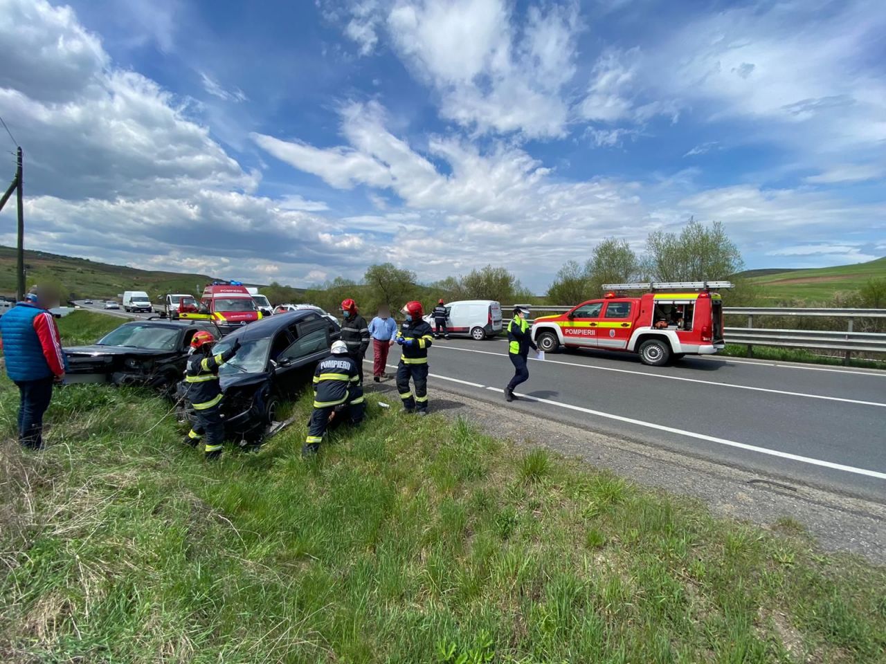 Accident grav la Mera, Cluj, cu trei mașini implicate. Două au ajuns în ȘANȚ. Se circulă greu