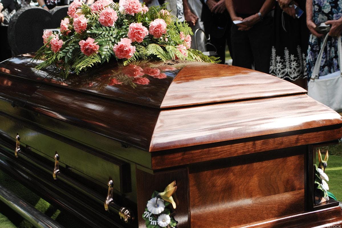 Scandal la înmormântare în Huedin. O femeie de 43 de ani, agresată din cauza unor probleme din trecut