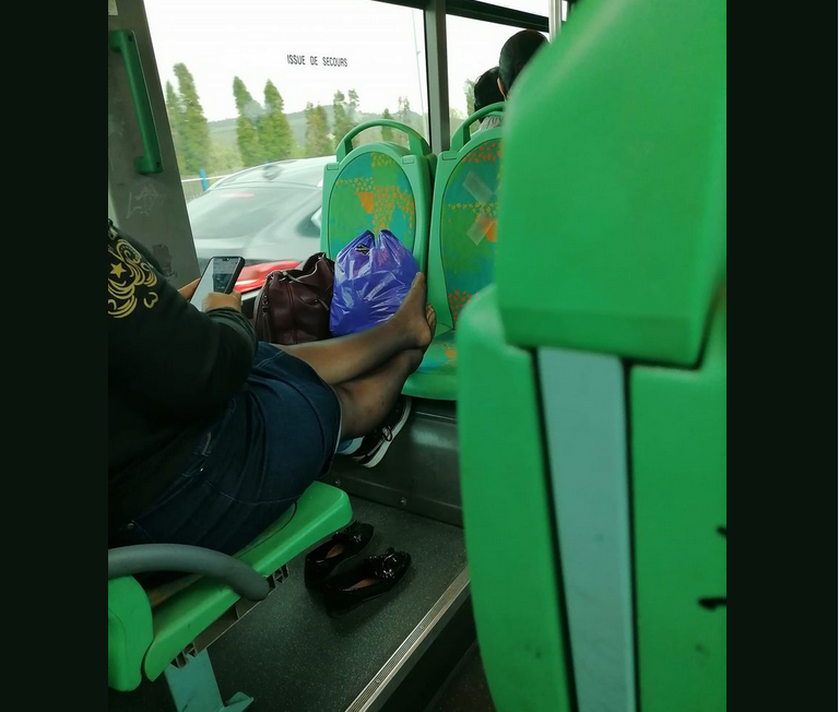 Femeie, desculță în autobuz de Florești, și-a întins picoarele pe scaun. „Nu suntem în junglă să facem ce vrem” FOTO