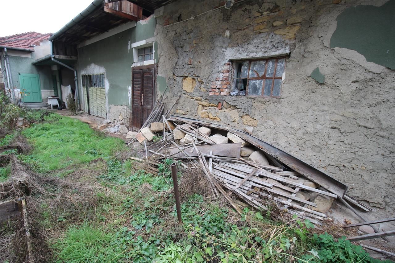 Casă dărăpănată din anii '50, la preț de vilă în Cluj-Napoca! 700.000 euro pentru pereți care stau să cadă. FOTO