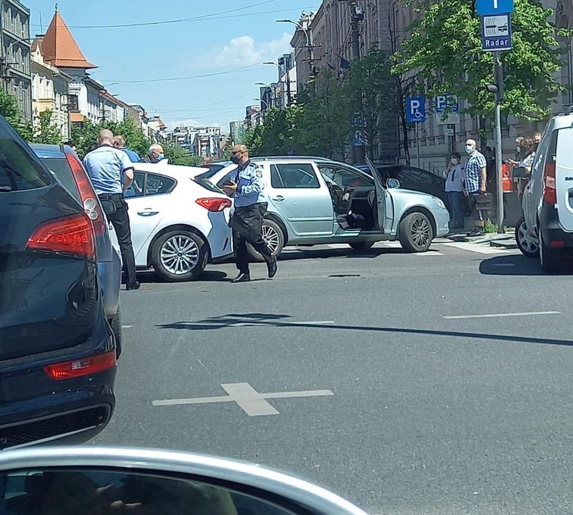 ACCIDENT GRAV în Piața Avram Iancu! Patru mașini LOVITE și un COPIL ÎN STARE GRAVĂ